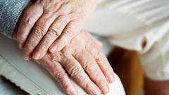 OVO JE PRVI SIMPTOM RAKA PLUĆA Pogledajte u šake, ako primetite ovu promenu, spasiće vam živu glavu