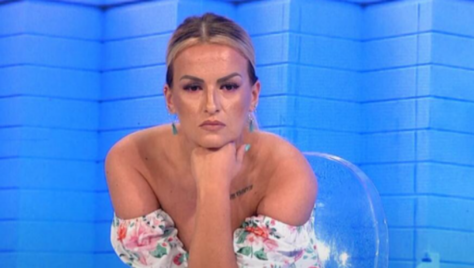 EVO KAKO IZGLEDA NAKON OPERACIJE NOSA I PODIZANJA KAPAKA Ermina ne liči na sebe, a o njenom izgledu bruje društvene mreže!