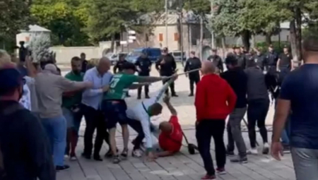 U JURIŠU NA MANASTIR I NAJBLIŽI MILOVI SARADNICI U prvim redovima Veselin Veljović i Predrag Bošković