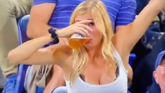 SE*SI PLAVUŠA UKRALA ŠOU NA US OPENU! Svi su gledali u njene grudi, a tek da vidite kako eksira pivo! (VIDEO)