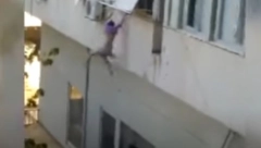 STRAVIČNI SNIMAK IZ ANTALIJE Skočila sa prozora na parkirano vozilo, tvrdi da su je kidnapovali i mučili (VIDEO)