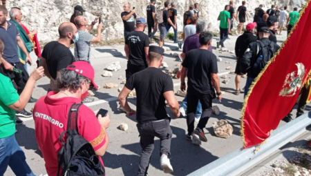 KOMITE POKUŠAVAJU DA BLOKIRAJU CETINJE Divljaci kamenjem zatrpavaju put, policija ne reaguje! (VIDEO)