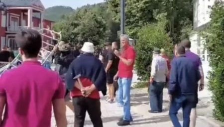 POSTAJE OPASNO Poneli i čekiće na Cetinje, spremni da udare pravo u glavu! Sramna fotografija iz Crne Gore