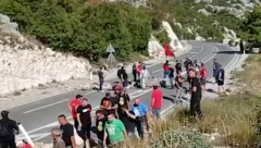 POLICIJA ČUVA MANASTIR NA CETINJU Komite i dalje na barikadama, svuda su kamenice, pokliči i sukobi (VIDEO)