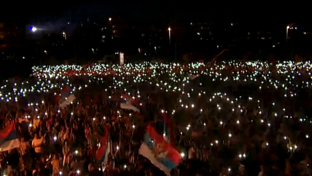 NAROD POKAZAO SNAGU SRPSTVA Ispred Hrama u Podgorici se ori "Kosovo je srce Srbije"