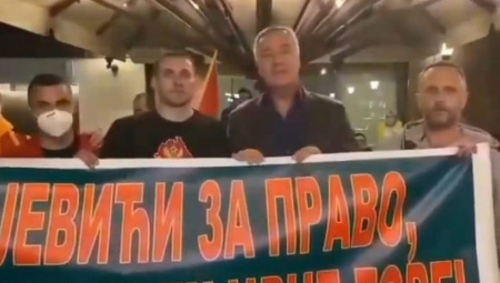 SRAMOTA Milo i dalje protestuje, ali u restoranu (VIDEO)