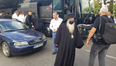 RASKOL U MILOVOJ CRKVI Pobuna na Cetinju, tri popa se biju za presto