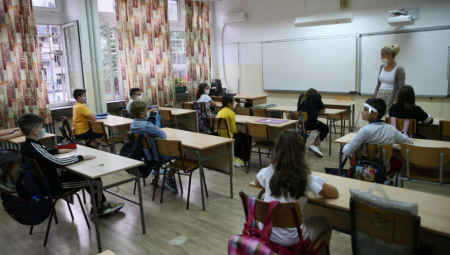 MOGUĆA ONLAJN NASTAVA U SVIM ŠKOLAMA Ministarstvo prosvete se oglasilo