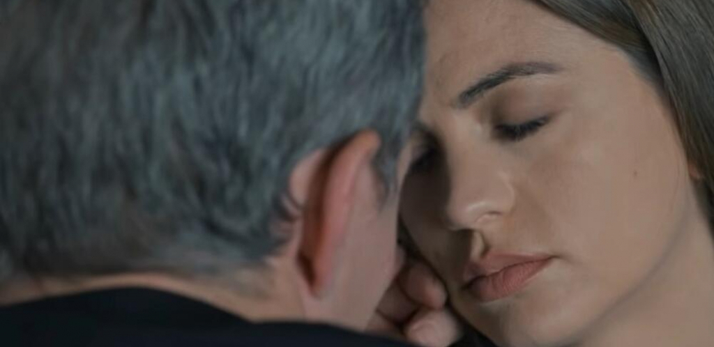 PEVAČICA U ZANOSU SA POZNATIM GLUMCEM Pojavio se snimak poljupca Milice Pavlović i Miloša Timotijevića