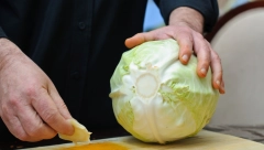 ZABORAVITE RENDE ILI VELIKE NOŽEVE Za ovo caku kod spremanja kupus salate Srbi nisu čuli, olakšava posao, a ukus je drastično bolji