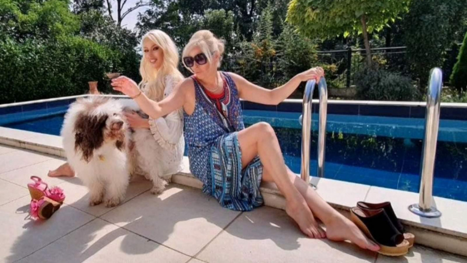 OVO JE VIKENDICA LEE KIŠ NA OBODU BEOGRADA Voditeljka napravila raj na zemlji, ogroman bazen i veštački potok, a detalj u dvorištu ostavlja bez daha (FOTO)