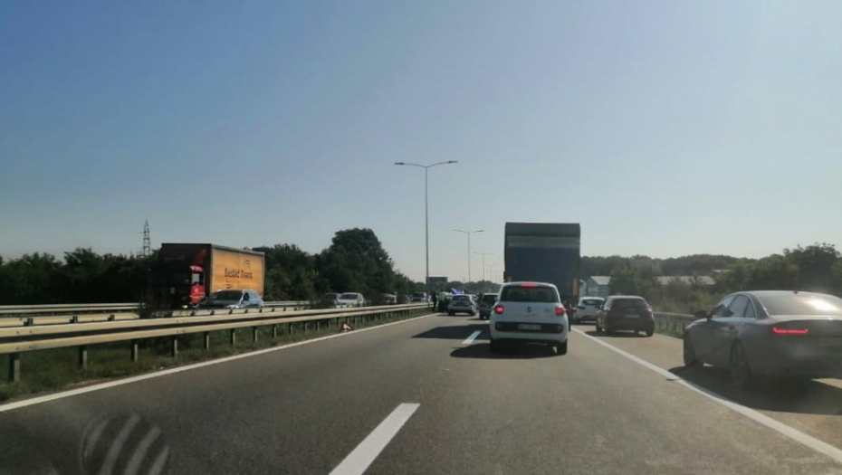 JEZIV PRIZOR NA AUTO-PUTU! Muškarac leži ispod nadvožnjaka u Batajnici (VIDEO)