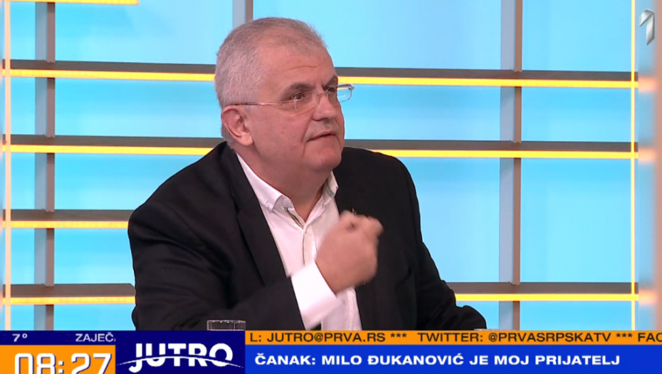 ČANAK BESNI U NEMOĆI Već srušen transparent kojim je udario na generala Mladića! (FOTO)
