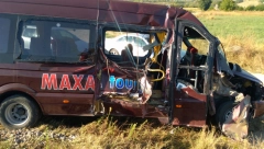 STRAVIČNA NESREĆA NA PRUŽNOM PRELAZU Voz potpuno smrskao autobus, prve fotografije sa mesta nesreće