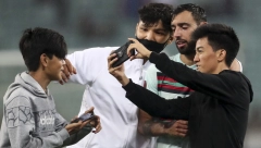 SKANDAL U A GRUPI GDE JE SRBIJA Obezbeđenja nigde, zvezdu Portugalije uhvatili i maltretirali na terenu tokom meča (VIDEO)