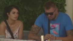 FOTOGRAFIJA OTKRILA VEZU VIKTORIJE I JANJUŠA On se provodi, a njena ruka na njegovom kolenu!