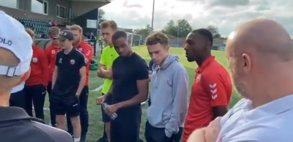 NESVAKIDAŠNJA SCENA U ENGLESKOJ! Fudbaler odlučio da saopšti saigračima da je biseksualac, a onda se umalo rasplakao! (VIDEO)