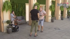 MIKI BACIO TANJIR, PA SKOCIO NA CARA Ti, lažni prijateju, ko ti je rekao da hoću da se družim s tobom!