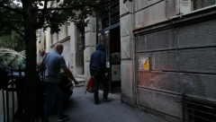 MNOGO JE SMRŠAO, JEDVA JE USPEO DA UĐE U ZGRADU Oglasila se žena Mike Aleksića!