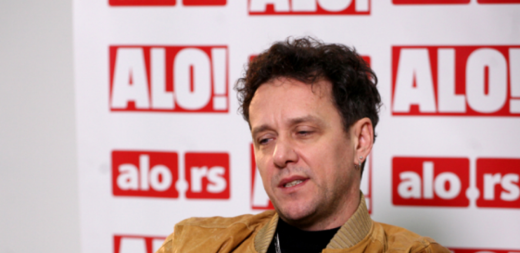 OGLASIO SE DŽENAN Nakon nesreće u kojoj mu se automobil prevrnuo, pevač poručio samo jedno