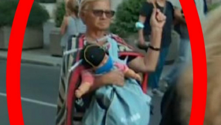 BEBINA GLAVA PROBODENA VAKCINAMA I KRST Morbidne scene na ulicama - Šta se ovo dešava na protestu u centru Beograda?! (FOTO)