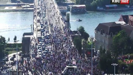 "KAKVE REKE BRANE, PUSTITE NAROD DA PROĐE!" Takozvani ekolozi blokirali Brankov most, besni građani ih ispratili psovkama