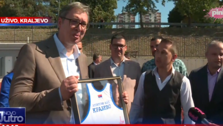 VELIKA ČAST ZA PREDSEDNIKA! Vučić u Kraljevu dobio poseban poklon! (FOTO)