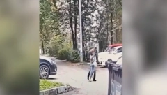 MANIJAK NAPAO DEVOJČICU Kamere zabeležile jezivu scenu, komšinica vriskom spasla dete (VIDEO)