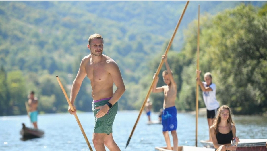 GRADONAČELNIK BANJALUKE VOLI DA SE RAZGOLITI Stanivuković opet pokazao zmijsko telo!