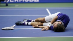 NIJE MOGAO DA VERUJE! Ovako je Medvedev proslavio pobedu nad Novakom Đokovićem! (VIDEO)