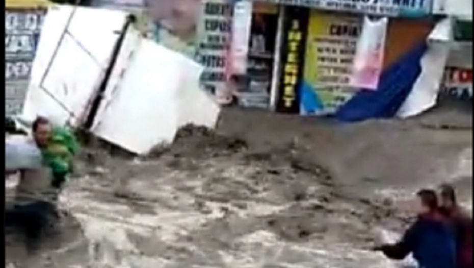 OTAC PETORO DECE NIJE OKLEVAO Ugledao bebu koju je nosila bujica, a ono što je uradio herojski je podvig! (VIDEO)