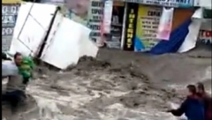 OTAC PETORO DECE NIJE OKLEVAO Ugledao bebu koju je nosila bujica, a ono što je uradio herojski je podvig! (VIDEO)