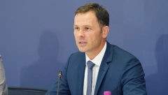 MINISTAR SINIŠA MALI PORUČIO NIKEZIĆU Šampion lošeg zaduživanja uporno pokušava da kritikuje bukvalno svaki naš korak