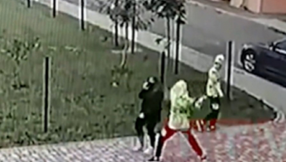KAMERE SVE SNIMILE Dva maloletnika su bez razloga izbola ženu nožem, a onda su pobegli (UZNEMIRUJUĆI VIDEO)