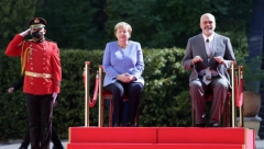 PEHOVI SUSRETA MERKEL I ALBANSKOG PREMIJERA Edi Rama na udaru "modne policije", a tek neprijatno rukovanje i doček kancelarke (VIDEO)