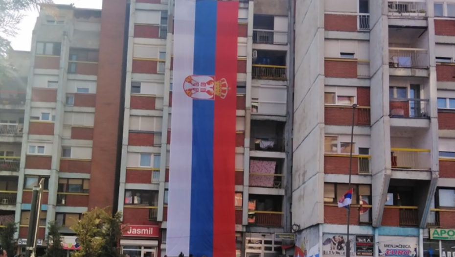 NAJVEĆA TROBOJKA U KOSOVSKOJ MITROVICI Knez Lazar ponosno motri na srpsku zastavu
