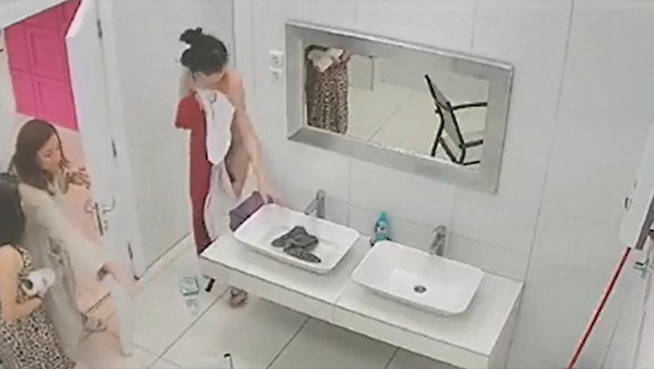 ZADRUGARI BEŽE OD NJE, DENIZ SVA U MODRICAMA Slovenka radi bizarne stvari, nastala panika u rijalitiju!