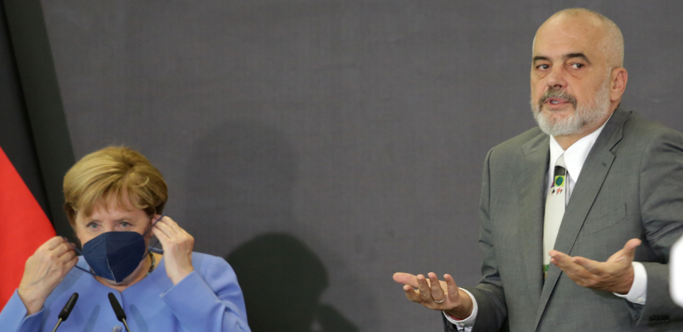 ŠTA MU JE TO NA NOGAMA Albanci besni, zar se tako dočekuje "kraljica Evrope"? (VIDEO)