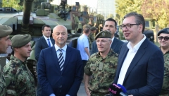 "NJEMU BI OVO BILO ZANIMLJIVO..."  Dok je obilazio naoružanje vojske Srbije, predsednik Vučić je zastao, pa spomenuo sina Vukana