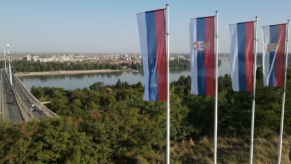 SRPSKE ZASTAVE SE VIJORE I U NOVOM SADU Vučević: Svanuo je veliki dan za sve Srbe u Srbiji, Republici Srpskoj i sve one rasute širom sveta!