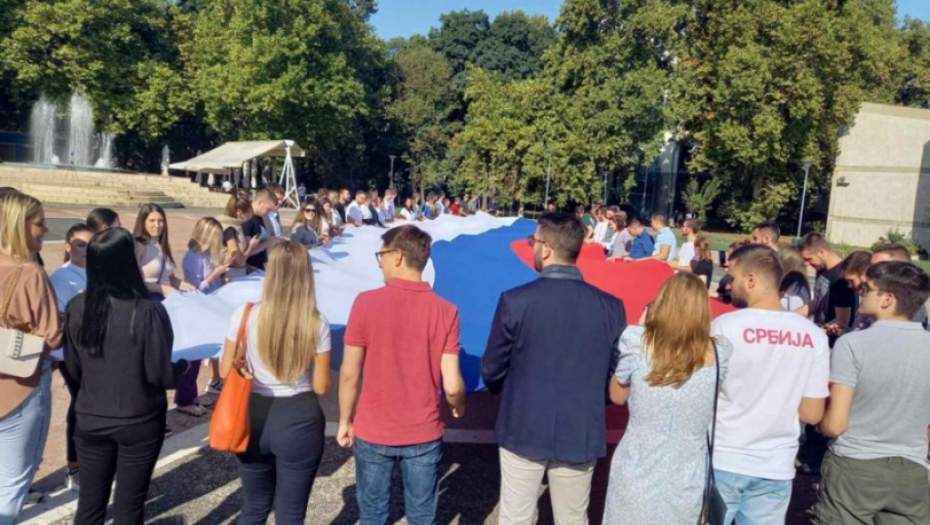 STUDENTI UZ "BOŽE PRAVDE" RAŠIRILI ZASTAVU SRBIJE Obeležen Dan srpskog jednistva u Studenjaku (FOTO/VIDEO)