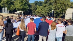 STUDENTI UZ "BOŽE PRAVDE" RAŠIRILI ZASTAVU SRBIJE Obeležen Dan srpskog jednistva u Studenjaku (FOTO/VIDEO)