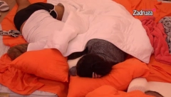 NAKON RAZUZDANE ŽURKE! Zadrugari završili ispod pokrivača, pa krenuli u žestoku akciju, Mensur nije mogao da odoli ovoj cimerki!