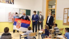 VESIĆ PODELIO TABLETE OSNOVCIMA U OPŠTINI GROCKA Đaci i nastavnici biće u potpunosti spremni za digitalnu nastavu (FOTO)