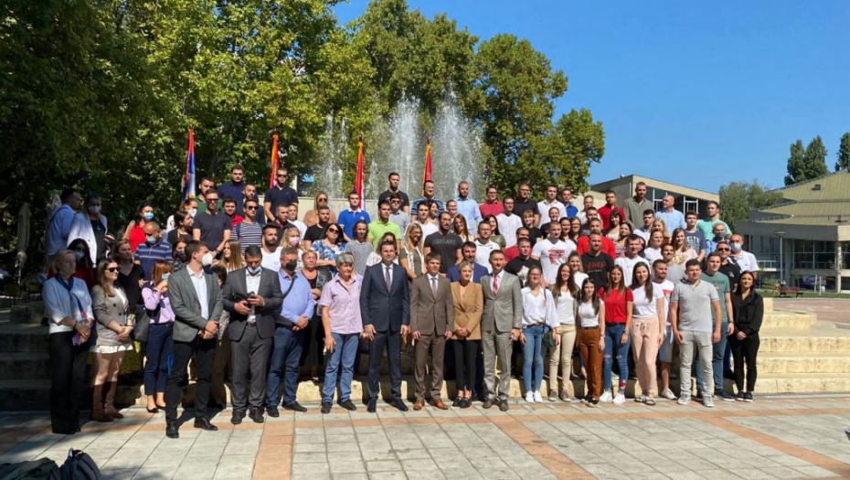 GUJON SA STUDENTIMA OBELEŽIO DAN SRPSKOG JEDINSTVA Za Srbe zastava označava slobodu - Poštuju je i ističu svuda