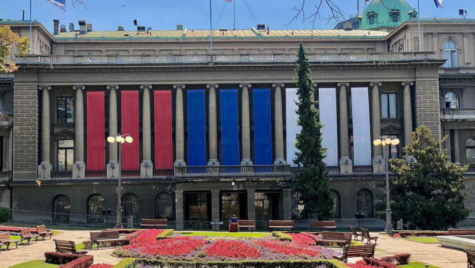 ZGRADA PREDSEDNIŠTVA U BOJAMA SRPSKE ZASTAVE Srbija ponosno slavi praznik jedinstva!