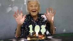 NAJSTARIJA SRPSKA GLUMICA:  Branka napunila 103 godine, pa za Alo! poručila: Čitam i pišem pesme bez naočara