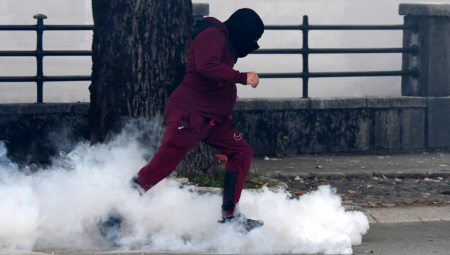 HAPŠENJE NA CETINJU Nosio molotovljev koktel tokom nereda (FOTO/VIDEO)
