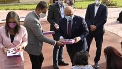 ŠTIĆENICI U ZVEČANSKOJ DOBILI TABLETE Vesić istakao: Sva deca trebaju da imaju jednake uslove obrazovanja!