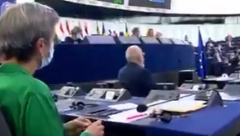 ŠTRIKANJE! Evo šta radi visoka zvaničnica EK dok Ursula fon der Lajen drži govor (VIDEO)